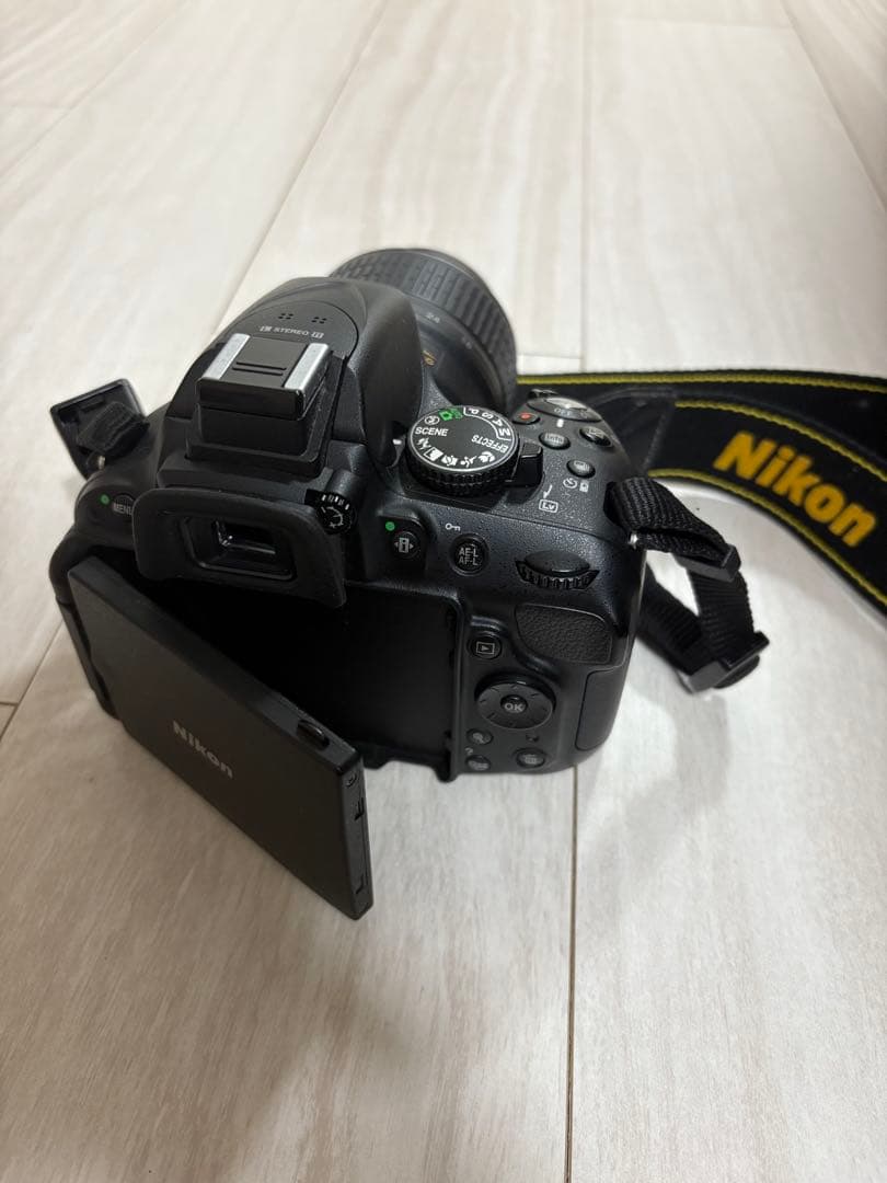 NikonのD5200 デジタル一眼レフカメラ、2レンズ18-55と55-300
