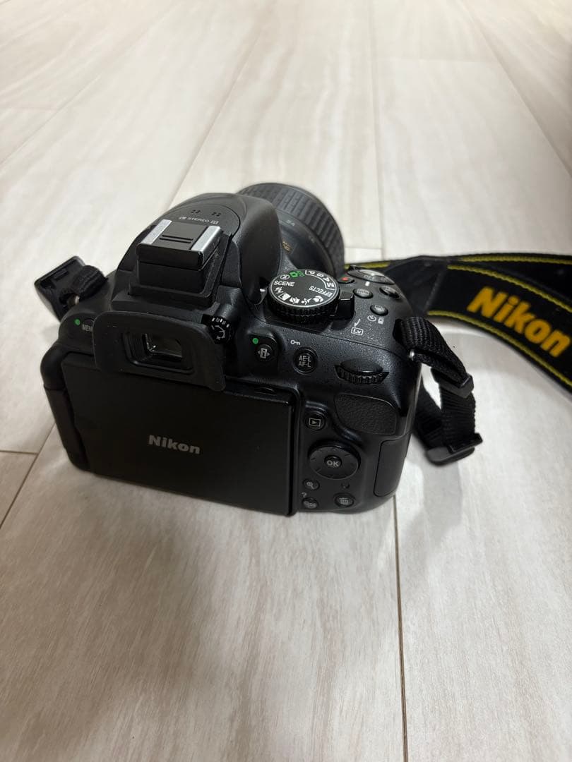 NikonのD5200 デジタル一眼レフカメラ、2レンズ18-55と55-300