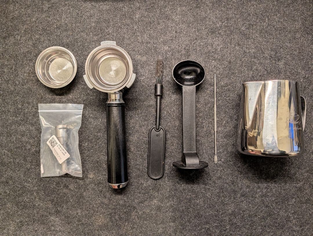 DeLonghi デロンギ デディカ 　タンパー、ディストリビューター付き