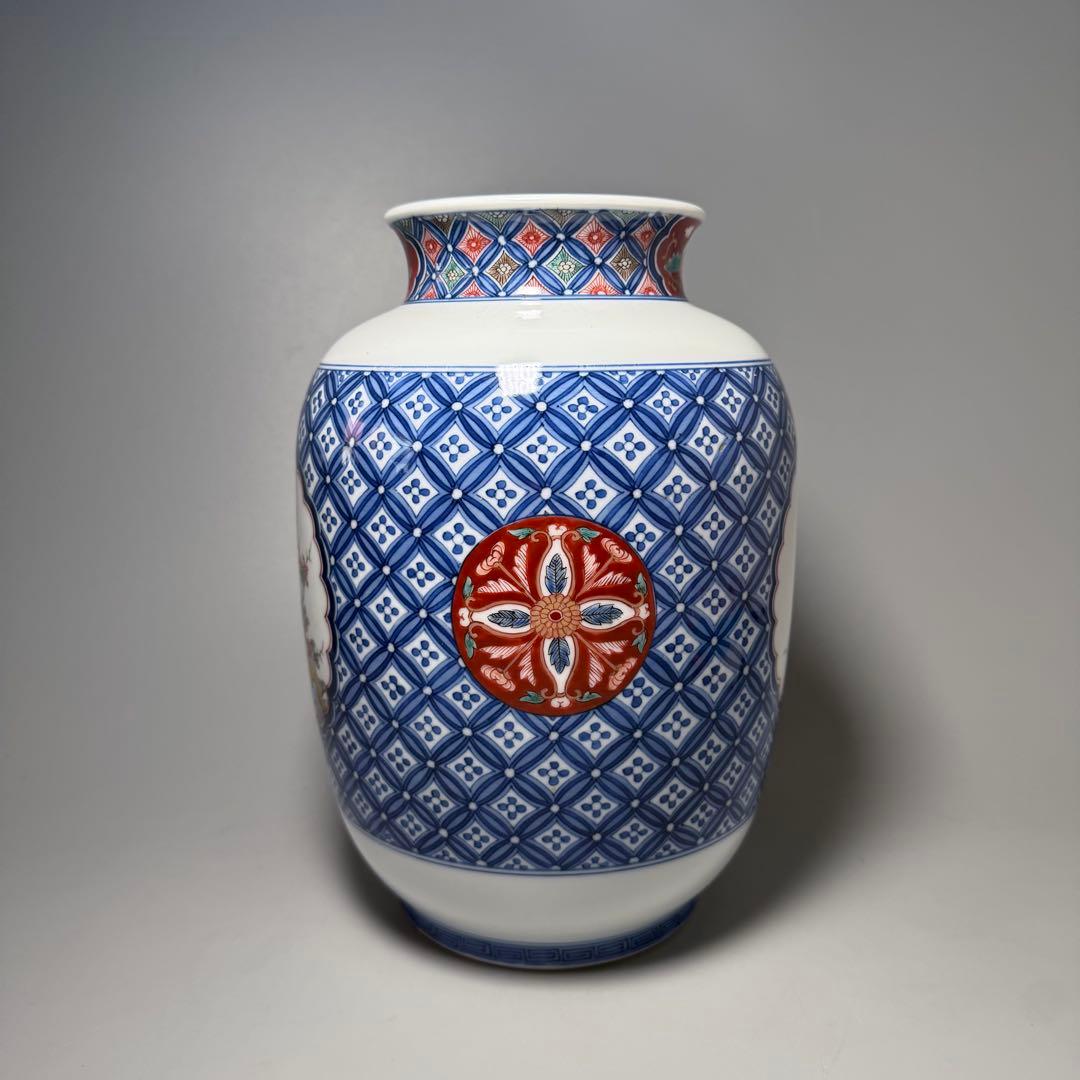 十二代　酒井田柿右衛門　錦　鹿紅葉七宝尽文花瓶　高さ25cm　国重要無形文化財