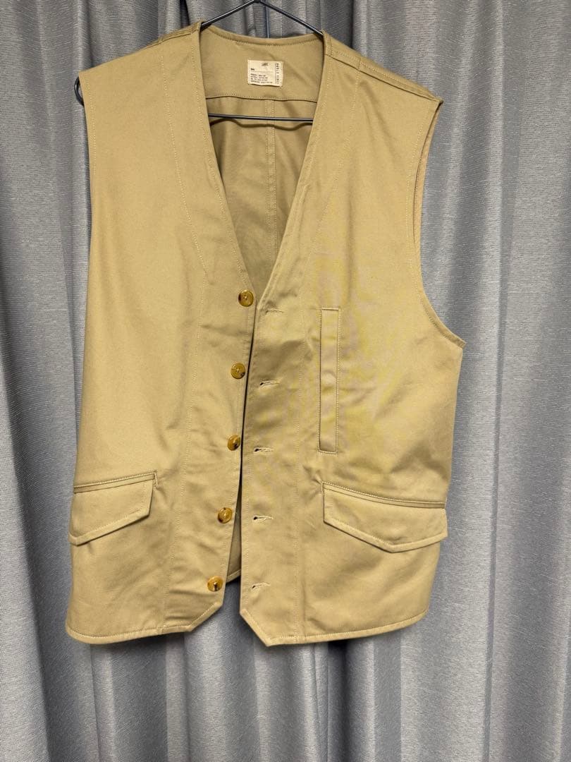 パブロヴィンチ　ベージュ ベスト