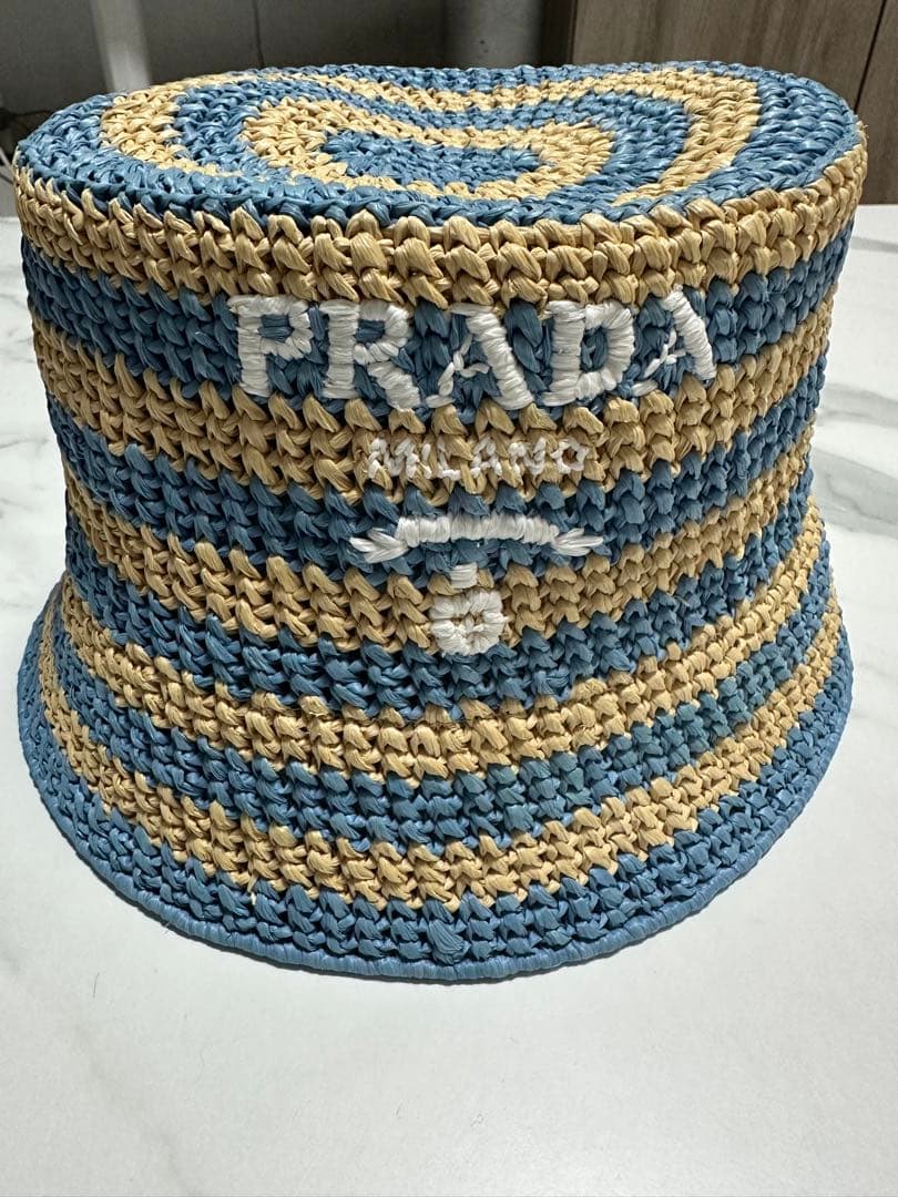 PRADA バケットハット 青とベージュストライプ