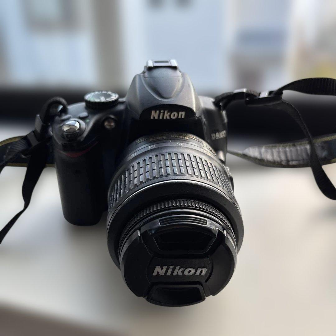 Nikon D5000 デジタル一眼レフカメラ 本体と充電器