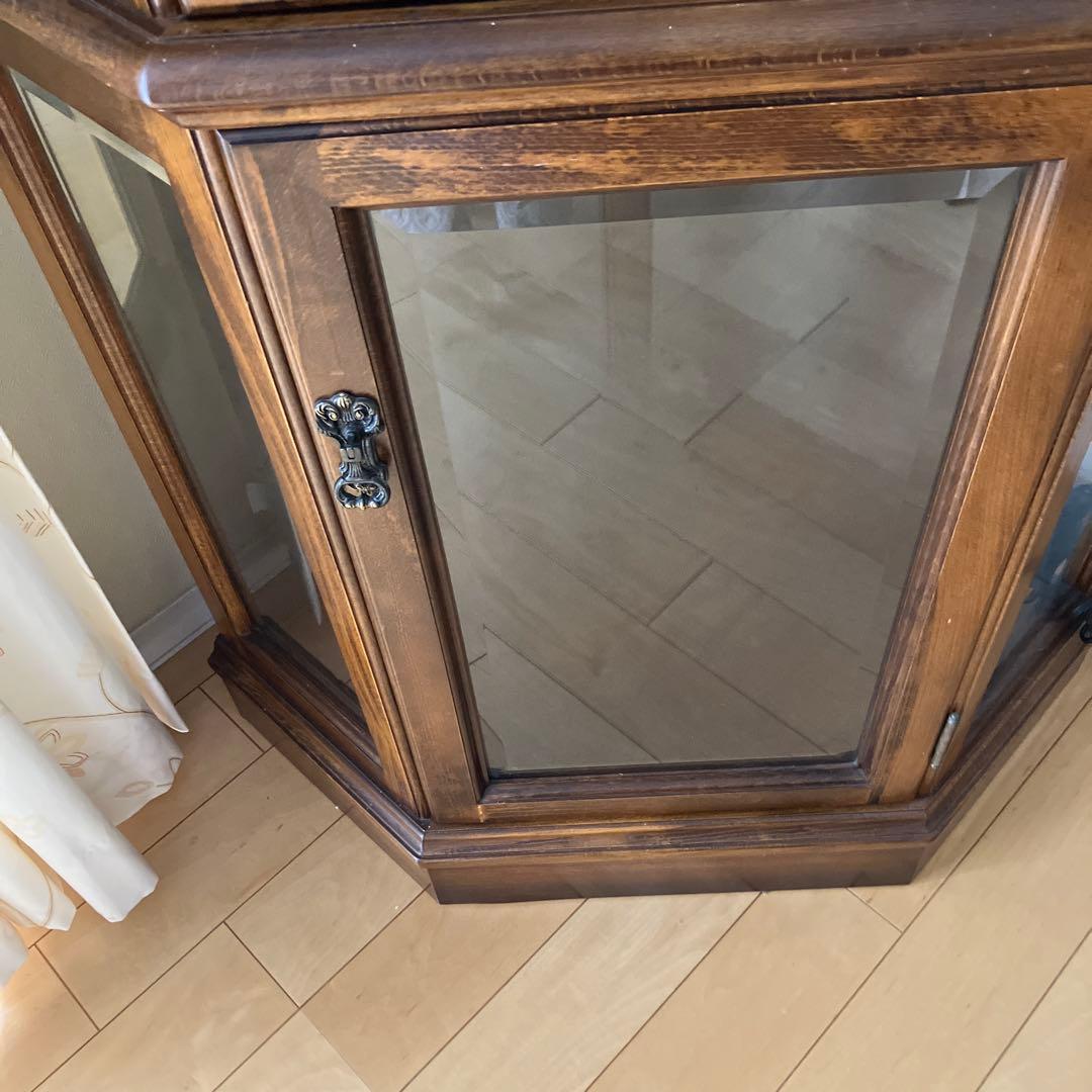 カリモクコロニアル　照明付きキュリオケース コーナーキャビネット