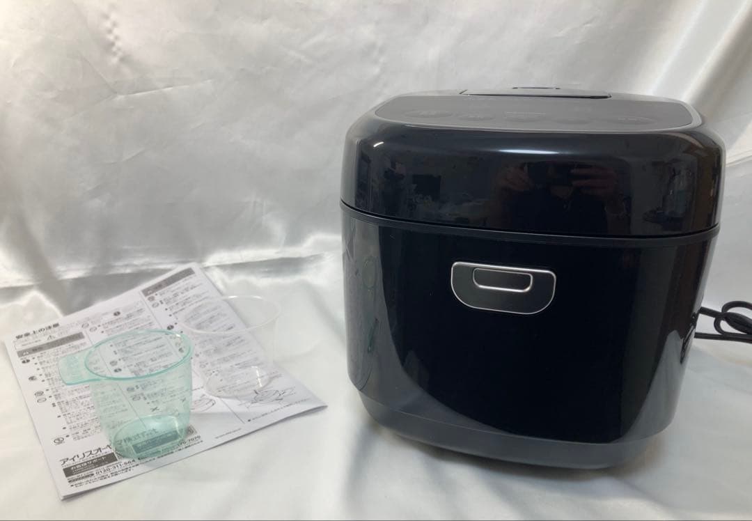 〈極美品〉　2025年製　アイリスオーヤマ炊飯器　　計量カップ付