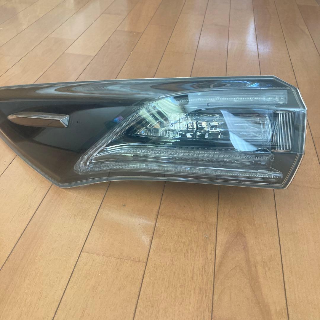 ハリアー AVU65W テールランプ右、左