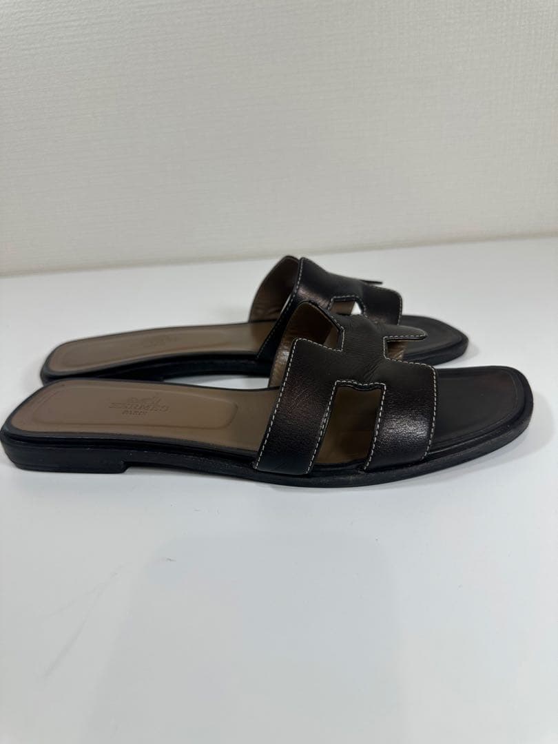 H ermes ブラックレザー風オープントゥサンダル