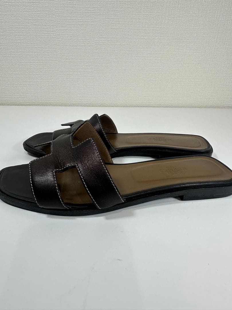 H ermes ブラックレザー風オープントゥサンダル