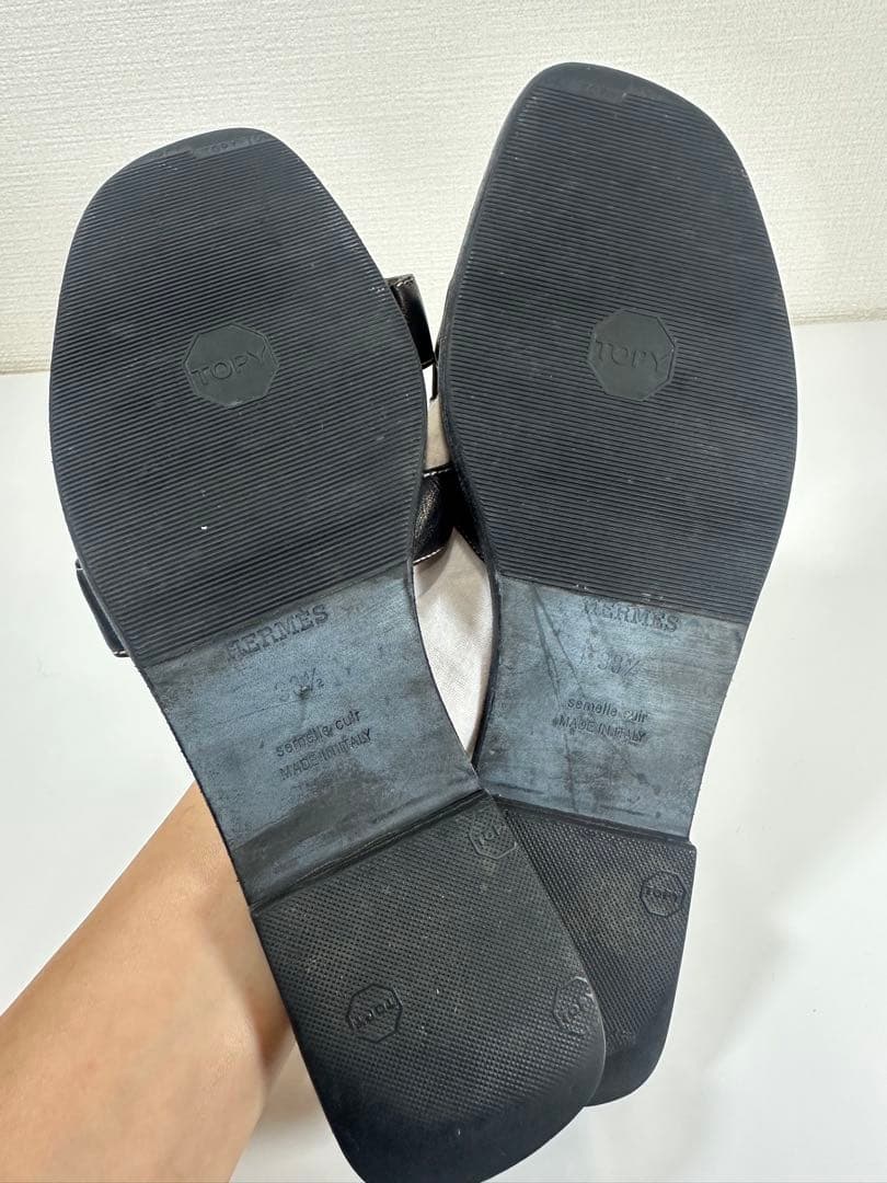 H ermes ブラックレザー風オープントゥサンダル