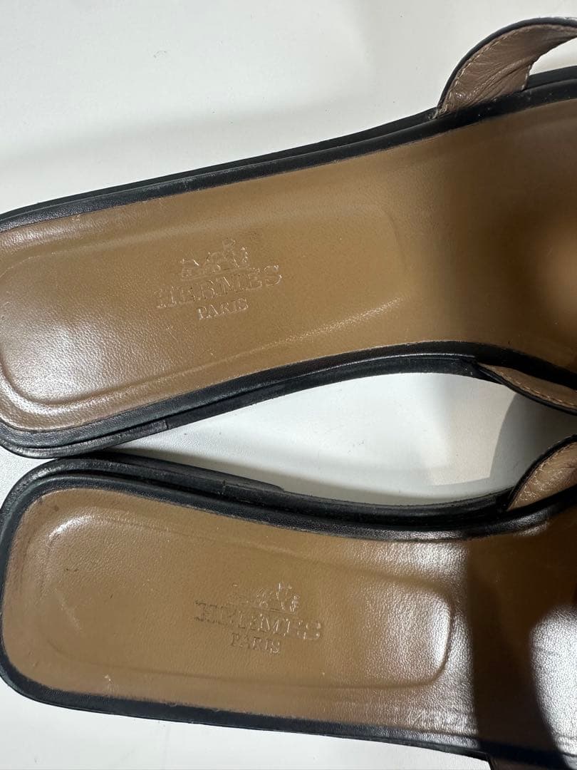 H ermes ブラックレザー風オープントゥサンダル