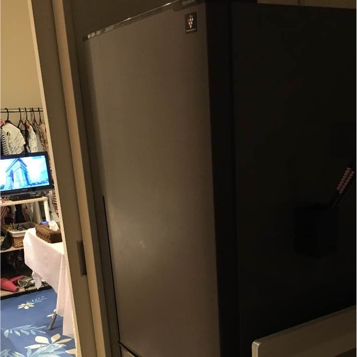引っ越し前に買ってまだ一年も経たないほぼ新品状態のモダンな冷蔵庫です
