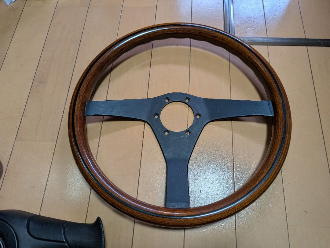 綺麗！ナルディウッド希少のZ5モデル