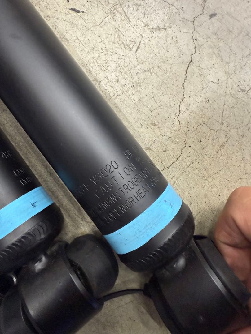 ハイエース8型　4WD ダークプライムS 専用ショック