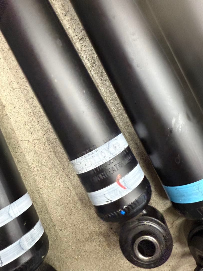 ハイエース8型　4WD ダークプライムS 専用ショック