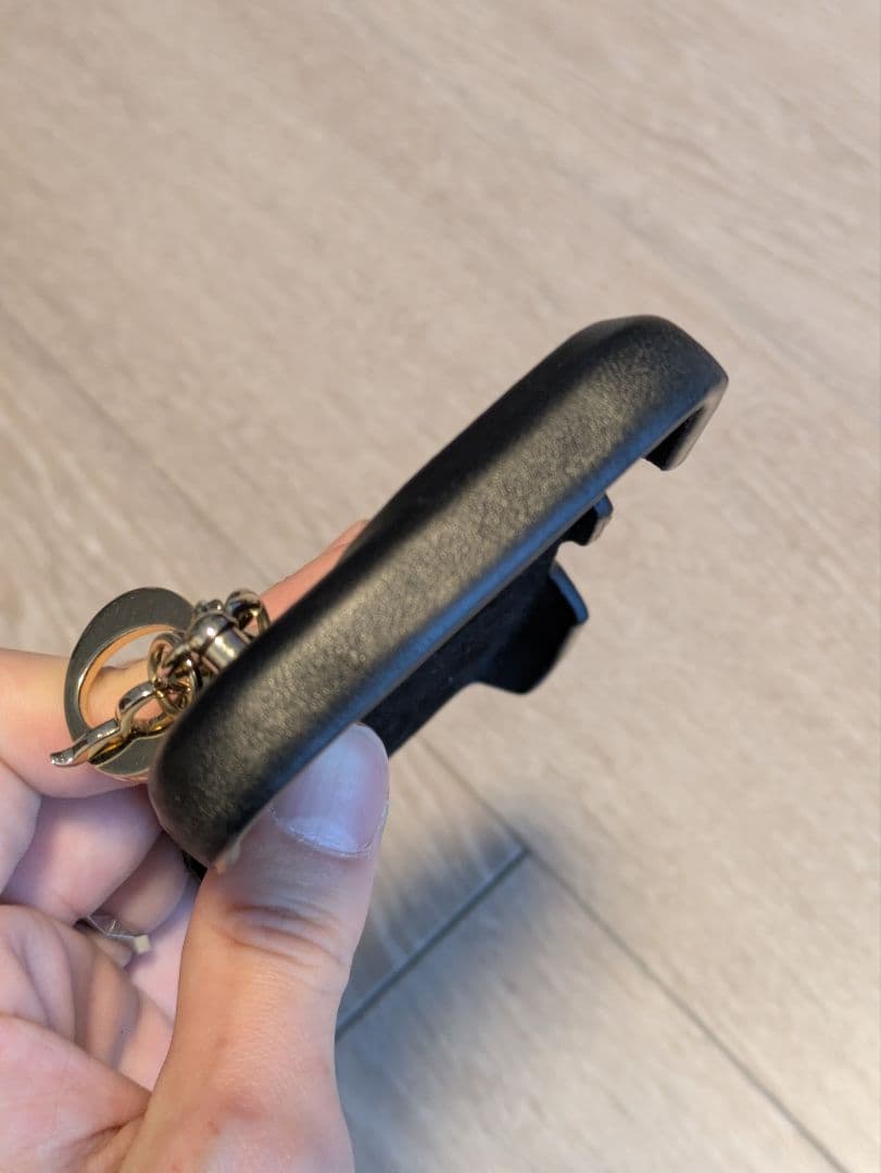 dior iPhone16 ケース チャーム付き