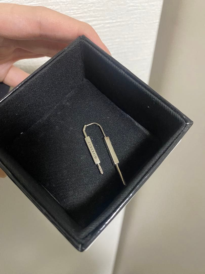 GIVENCHY シルバー ピアス　片耳のみ