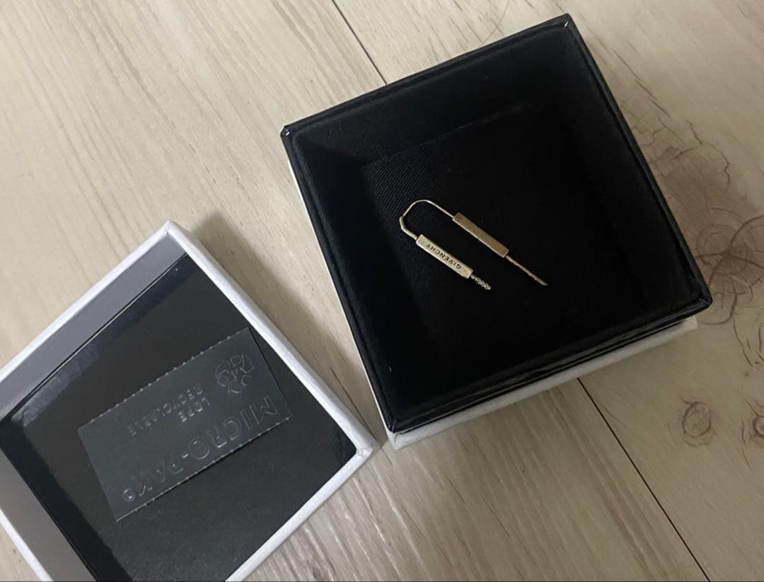 GIVENCHY シルバー ピアス　片耳のみ