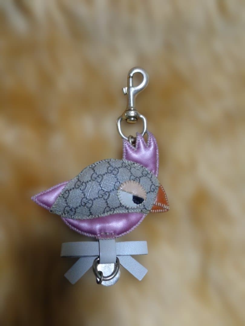 グッチ パパガッロ オウムグレー/ピンク　キーチャーム