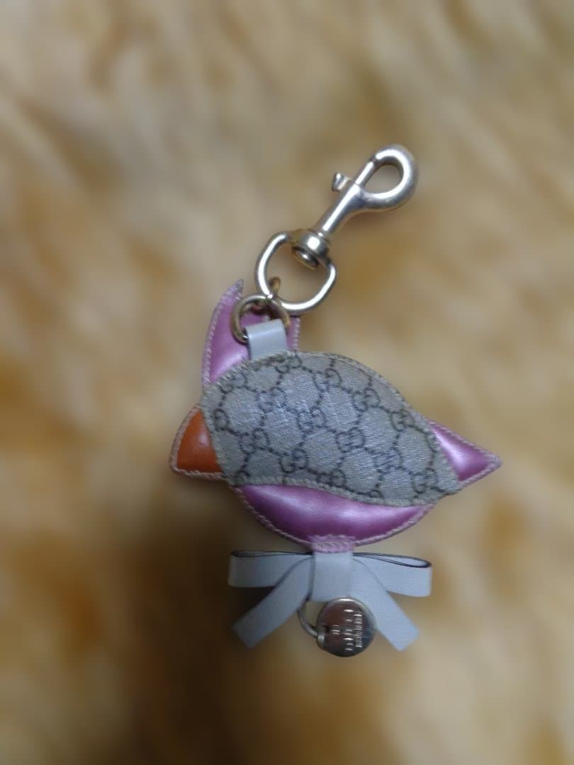 グッチ パパガッロ オウムグレー/ピンク　キーチャーム
