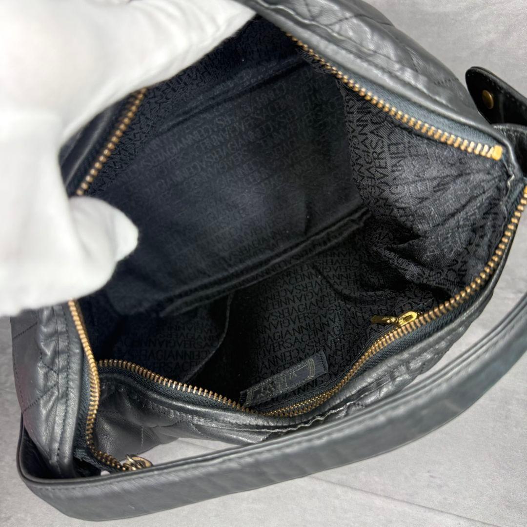 ジャンニヴェルサーチ サンバースト 刺繍 キルティング バニティバッグ 黒