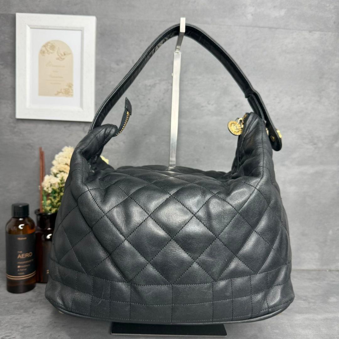 ジャンニヴェルサーチ サンバースト 刺繍 キルティング バニティバッグ 黒