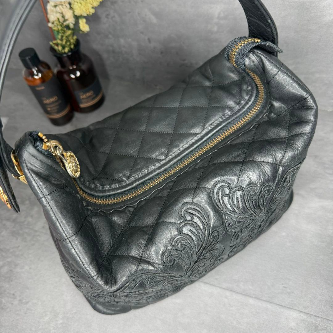 ジャンニヴェルサーチ サンバースト 刺繍 キルティング バニティバッグ 黒