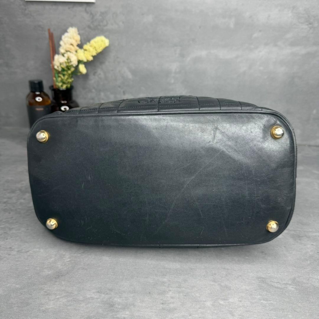 ジャンニヴェルサーチ サンバースト 刺繍 キルティング バニティバッグ 黒