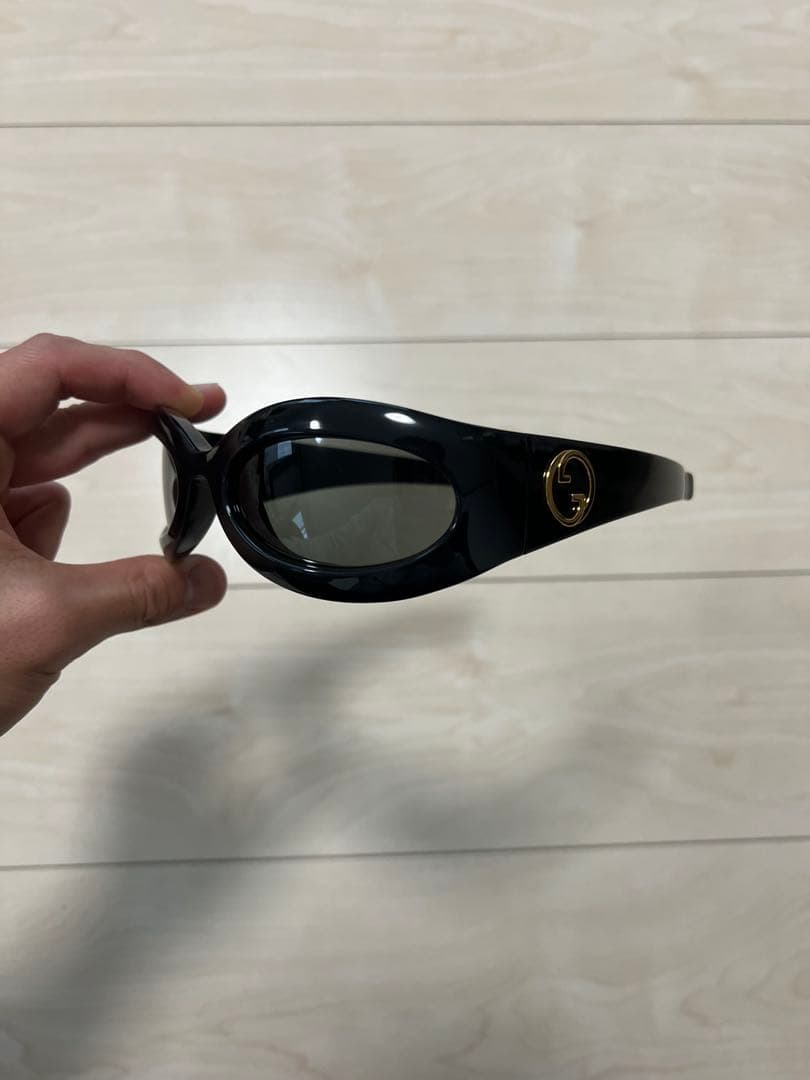 Gucciブラックオーバルサングラス