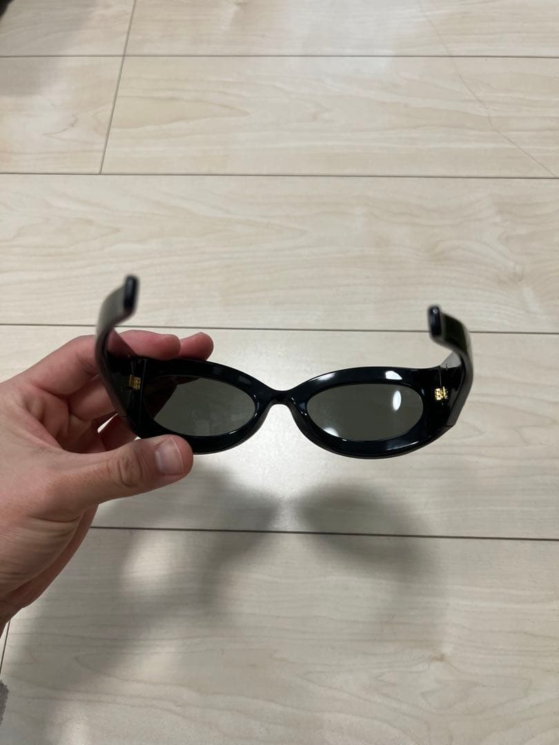 Gucciブラックオーバルサングラス