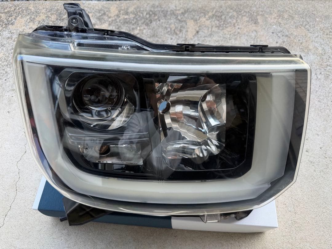 ダイハツ　LA700S ウェイク　右ヘッドランプユニット　中古