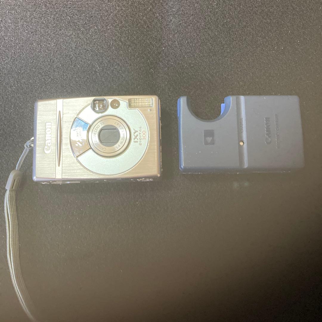 Canon IXUS 100 IS シルバー バッテリーパック付き　　　中古
