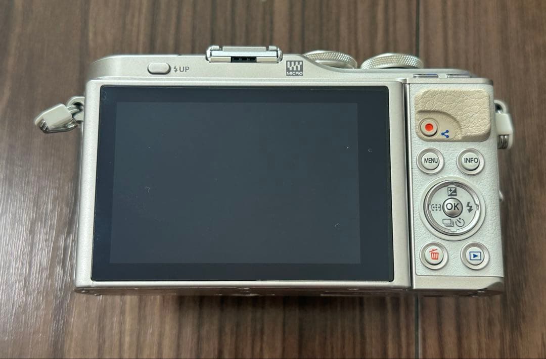 おまめ 【極美品】OLYMPUS PEN E-PL9 ホワイト レンズ付き