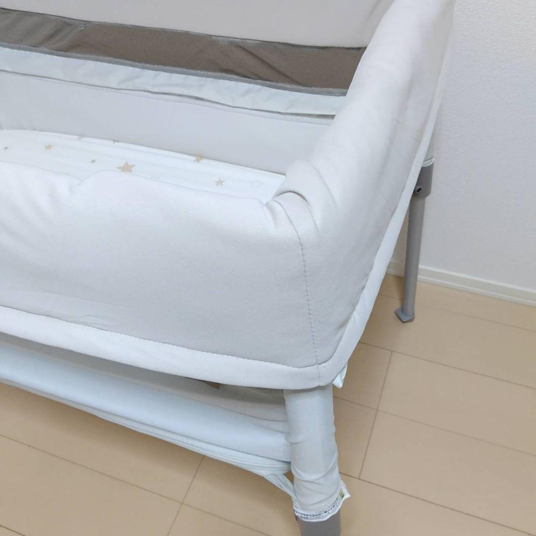 Combi ベビーベッド ホワイト　ベージュ　メッシュ サイドパネル　トモネル