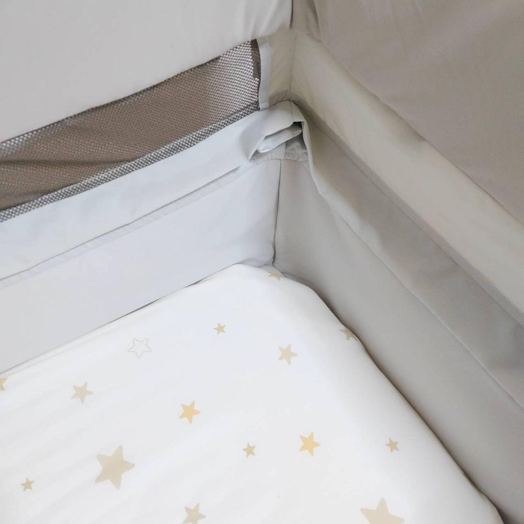 Combi ベビーベッド ホワイト　ベージュ　メッシュ サイドパネル　トモネル