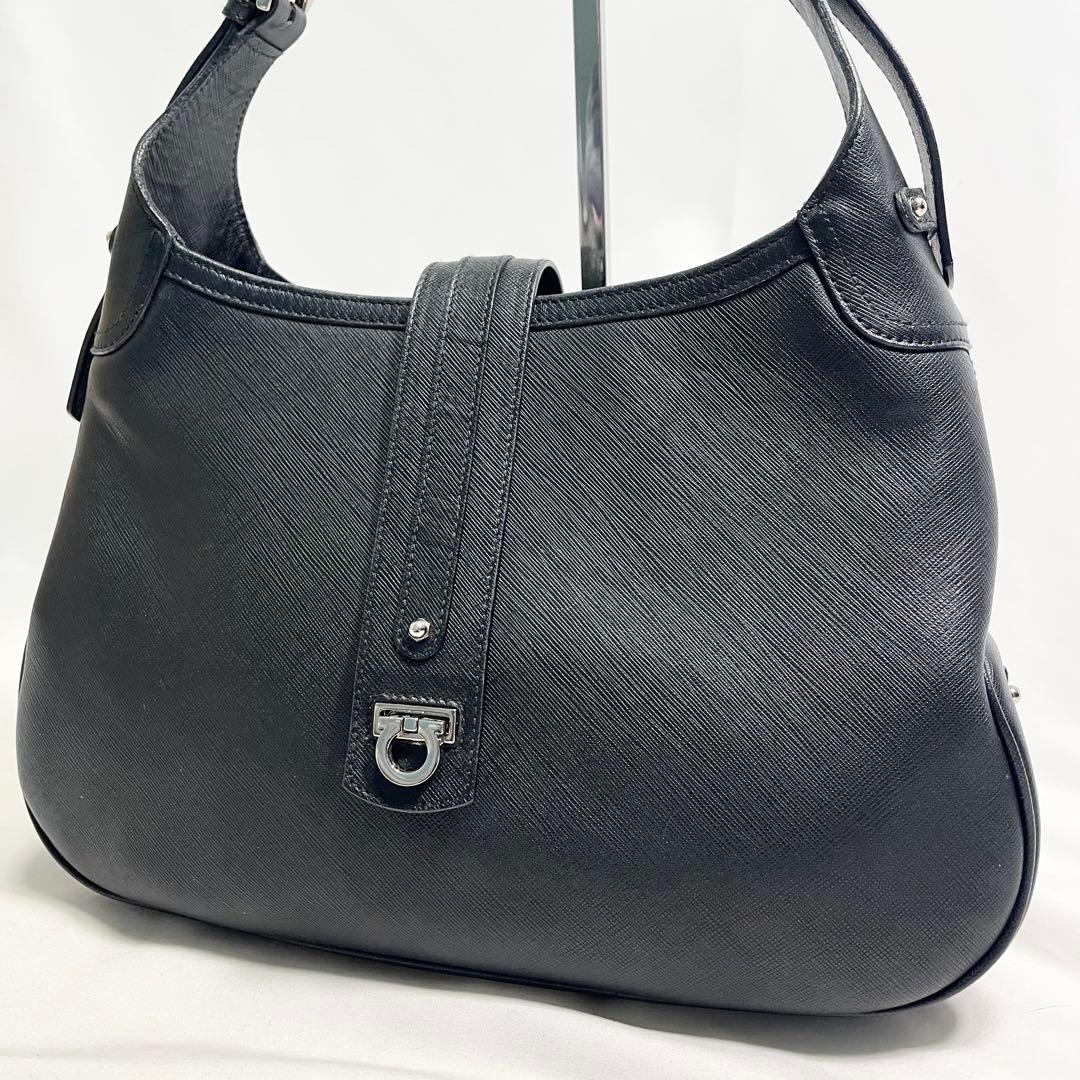 サルヴァトーレフェラガモ ガンチーニ 金具 ワンショルダー 大容量 多機能 黒