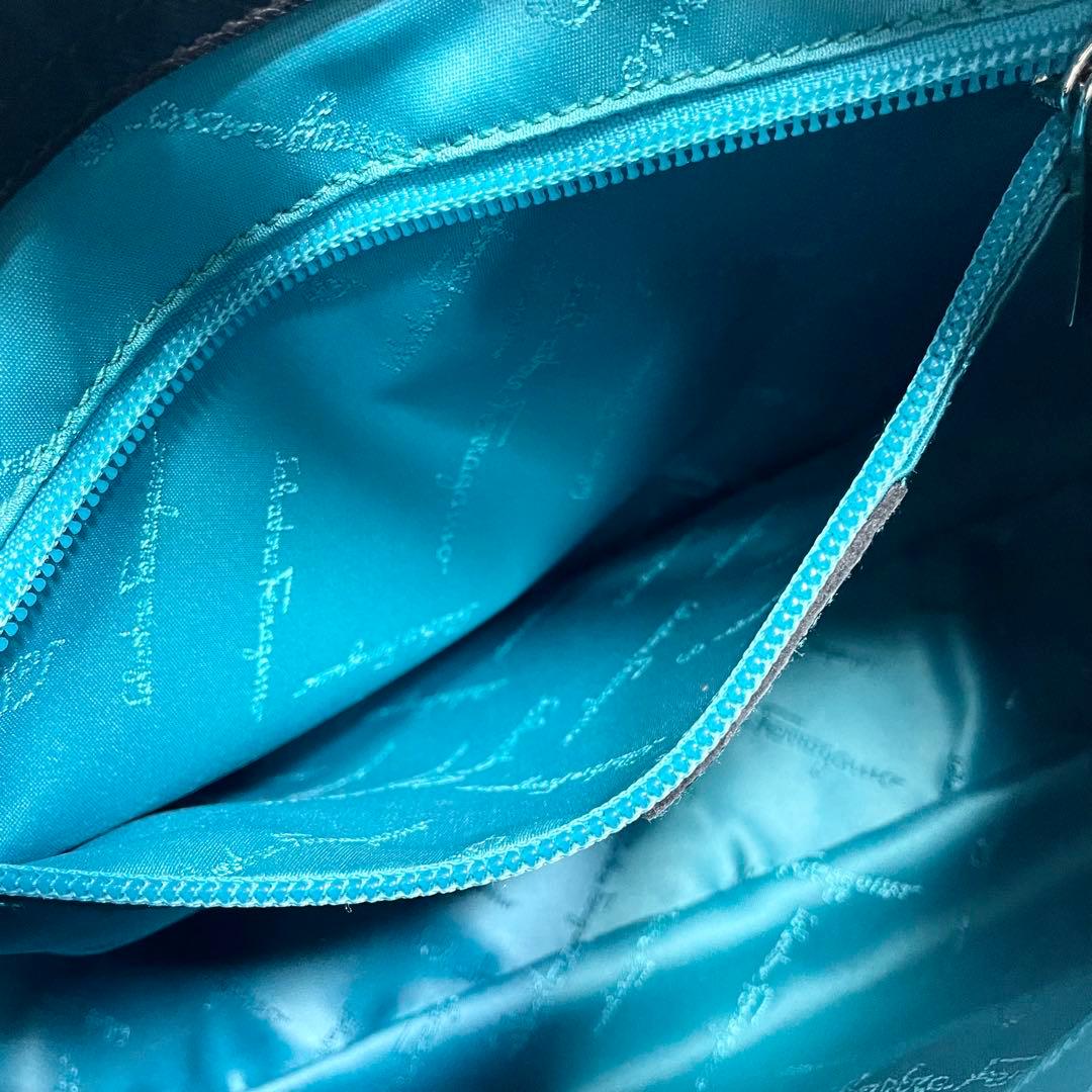 サルヴァトーレフェラガモ ガンチーニ 金具 ワンショルダー 大容量 多機能 黒