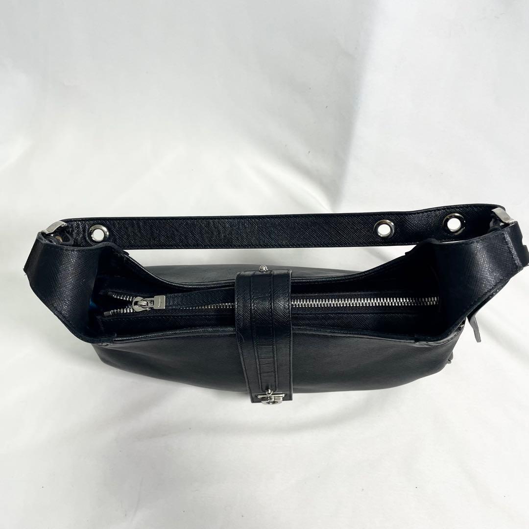 サルヴァトーレフェラガモ ガンチーニ 金具 ワンショルダー 大容量 多機能 黒