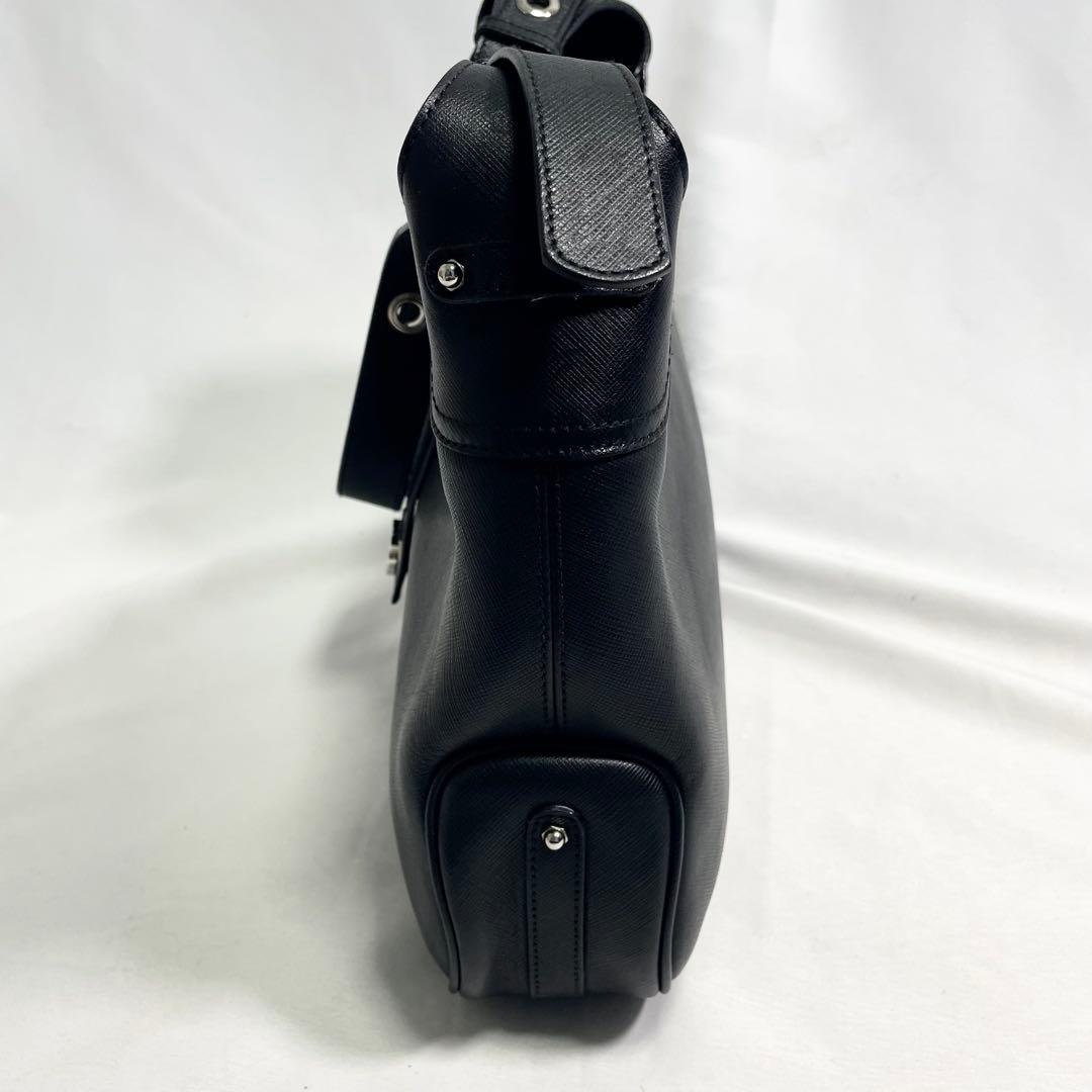 サルヴァトーレフェラガモ ガンチーニ 金具 ワンショルダー 大容量 多機能 黒