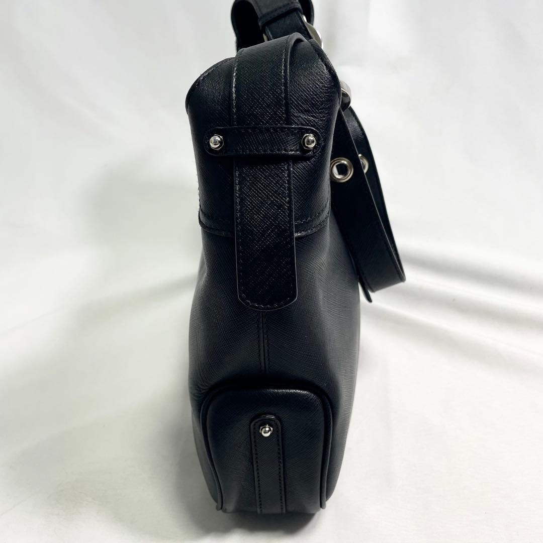 サルヴァトーレフェラガモ ガンチーニ 金具 ワンショルダー 大容量 多機能 黒