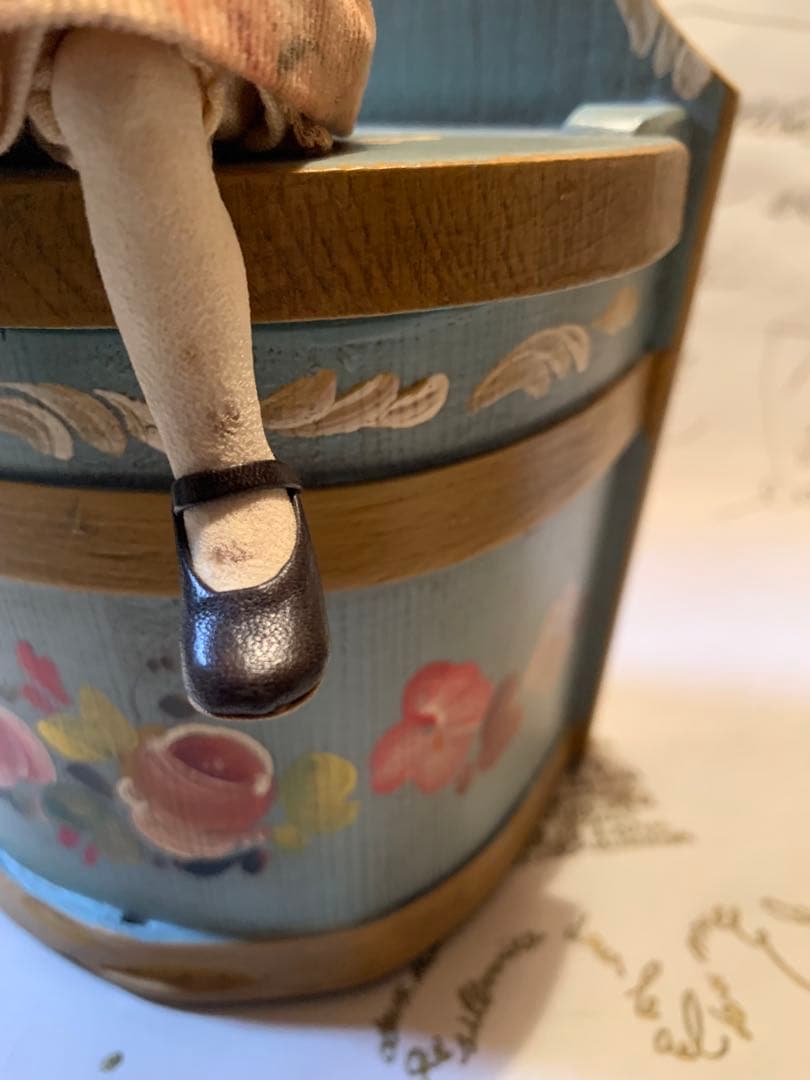 イギリス製アンティーク　女性作家の赤毛のアンの人形！ずっーと座ってますが可愛い！