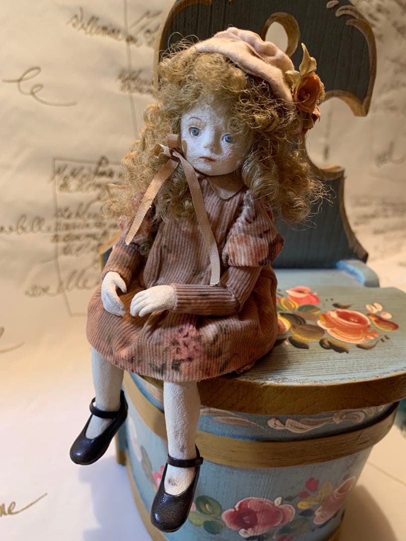 イギリス製アンティーク　女性作家の赤毛のアンの人形！ずっーと座ってますが可愛い！