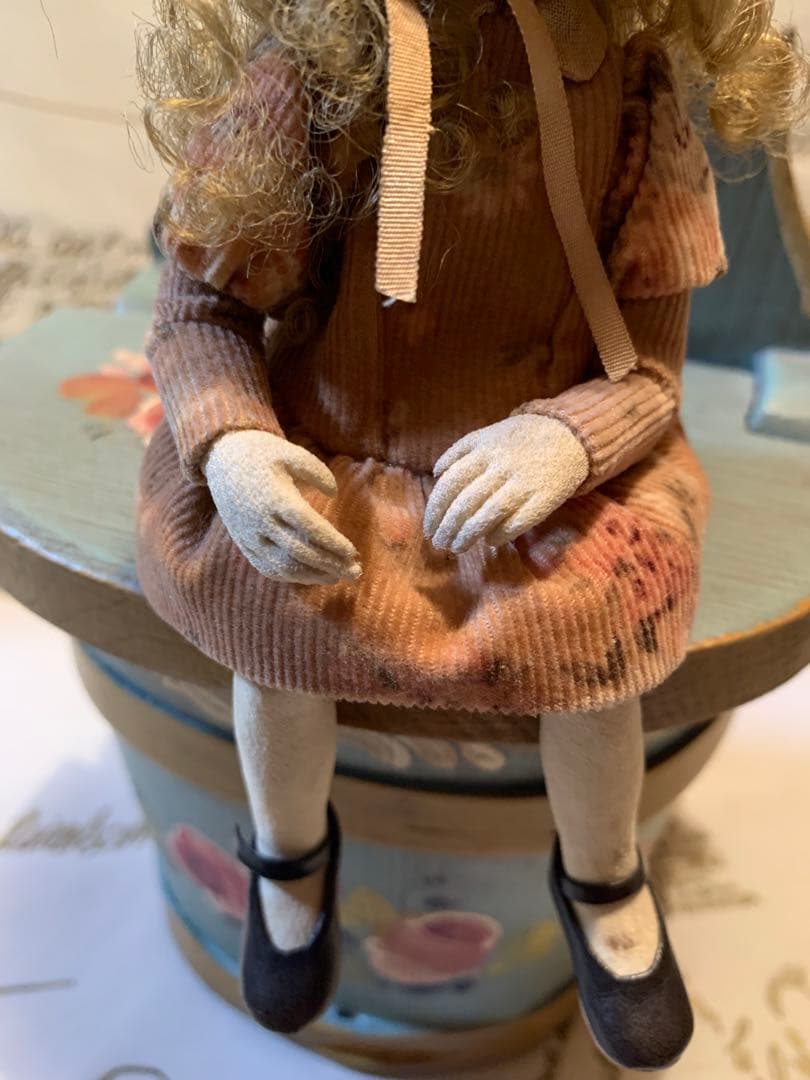 イギリス製アンティーク　女性作家の赤毛のアンの人形！ずっーと座ってますが可愛い！