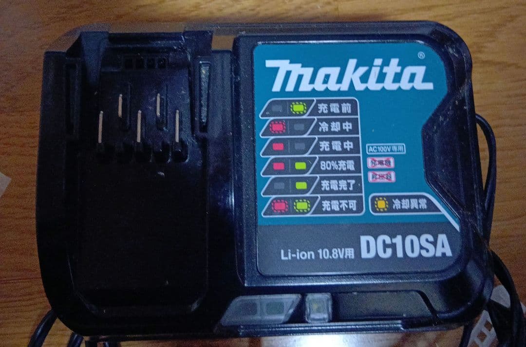 マキタ　コードレス掃除機　CL107 紙パック式　おまけ紙パック替と　収納立掛