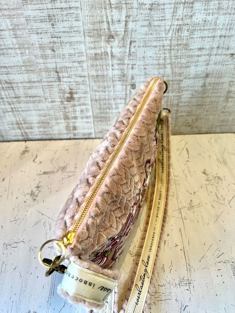 ロラライハリス♡ジグザグピンクファー生地♡刺繍のショルダーバッグ♡