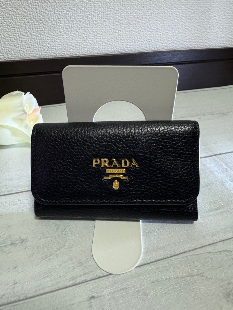 ネギラー油PRADA レア✨レザー キーケース6連/ブラック×レッド