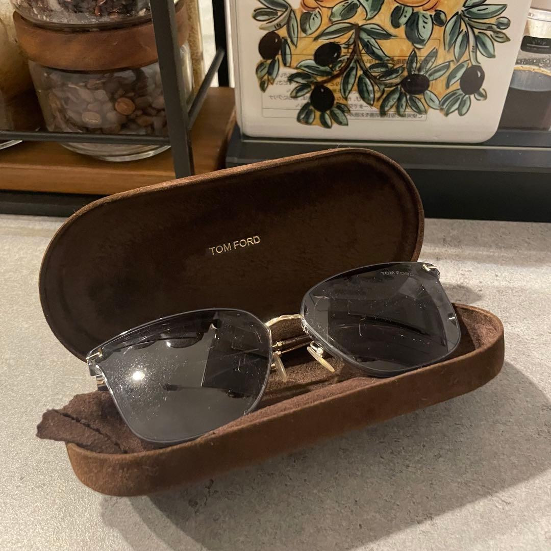 TOM FORD スクエアサングラス ブラックレンズ
