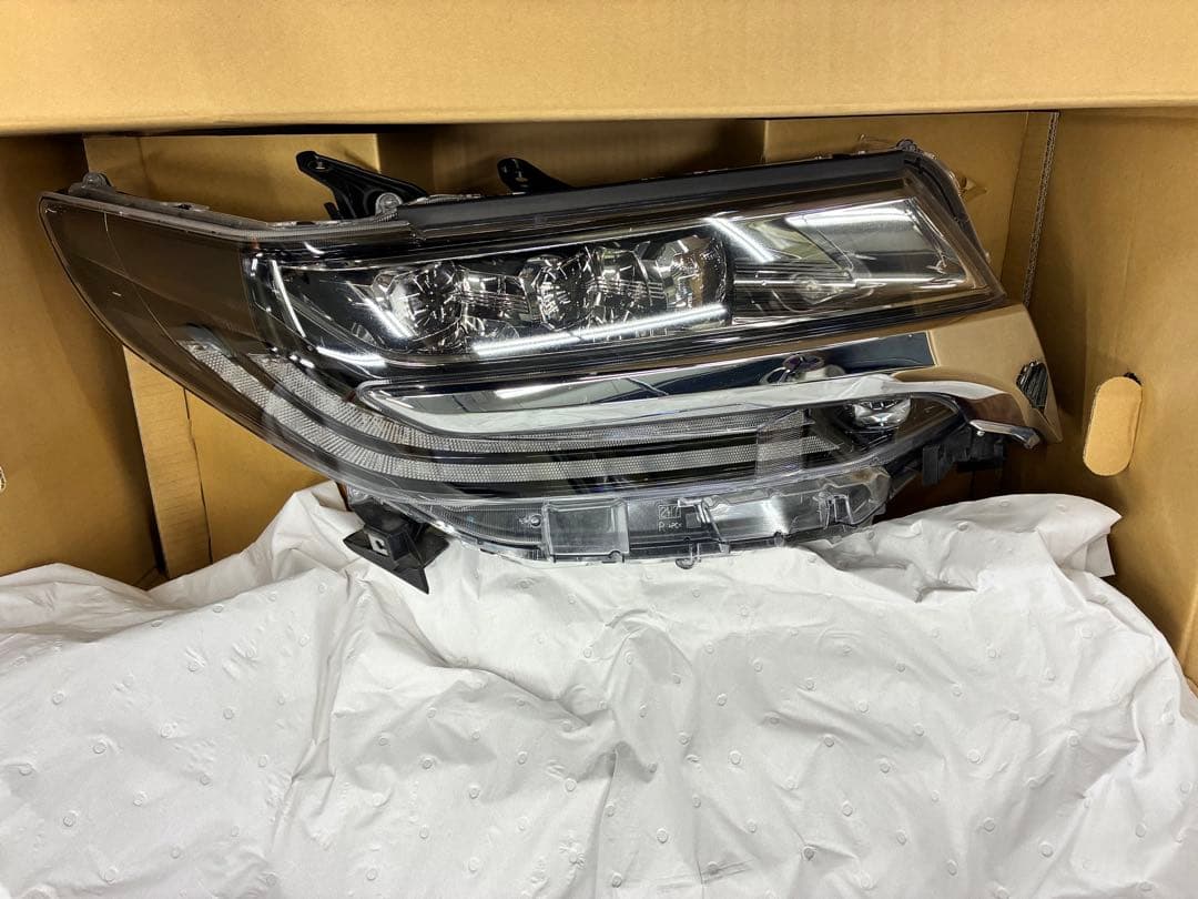 30アルファード　後期　三眼　右側　ヘッドライト