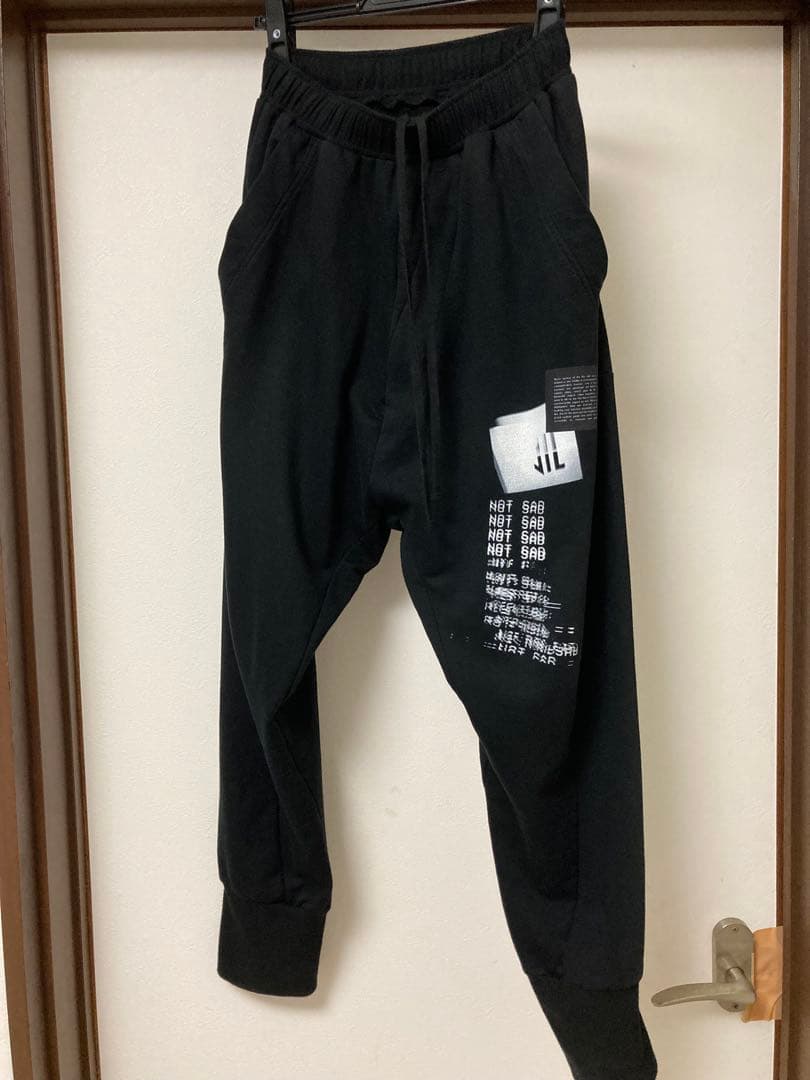 NILoS NOT SAD グラフィックサルエルパンツ ブラック BK 1