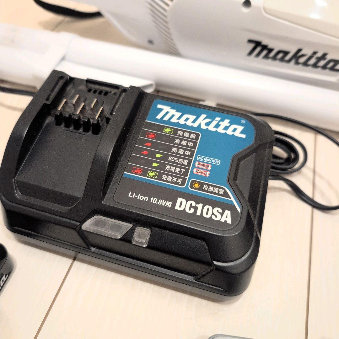 マキタ　10.8V充電式クリーナー　CL107FD 純正バッテリー　充電器付