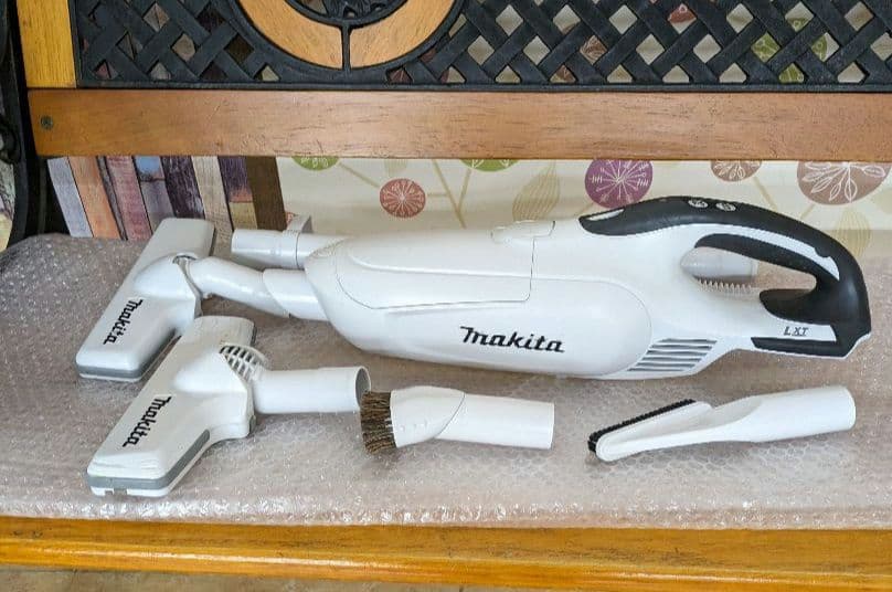 Makita マキタ 充電式クリーナー CL182FD